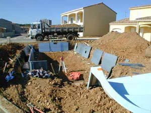 Construcción de una piscina a base de un kit de paneles metálicos Construcción de una piscina a base de un kit de paneles metálicos