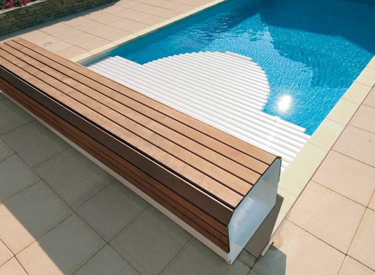 Persiana ABRIBLUE Banc Classic, elevada, automática y con cajón de protección  Persiana ABRIBLUE Banc Classic, elevada, automática y con cajón de protección