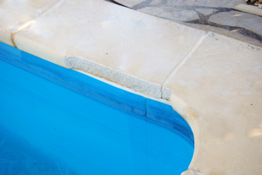 Recorte de coronación para instalar la persiana elevada para piscina Recorte de coronación para instalar la persiana elevada para piscina